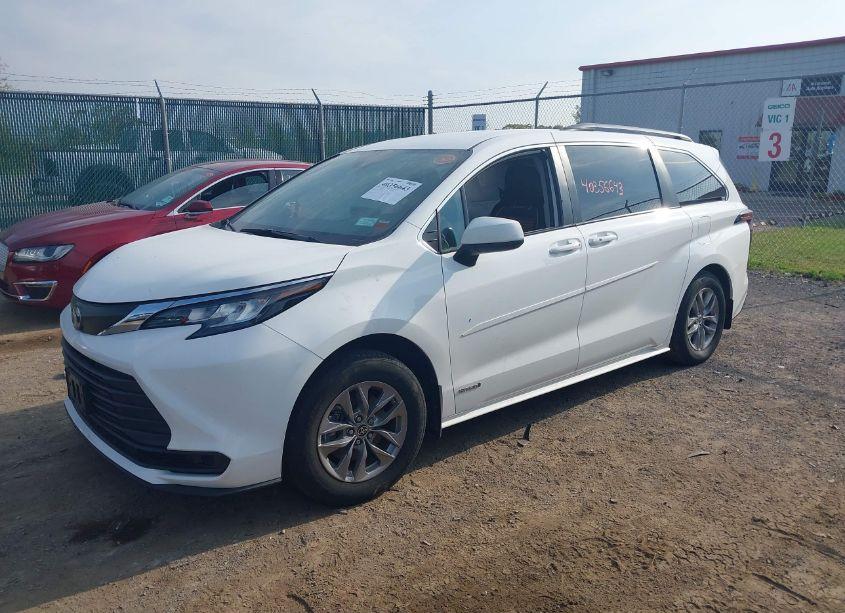 Photo 2 of 2021 Toyota Sienna LE (VIN 5TDKRKEC7MS059451)