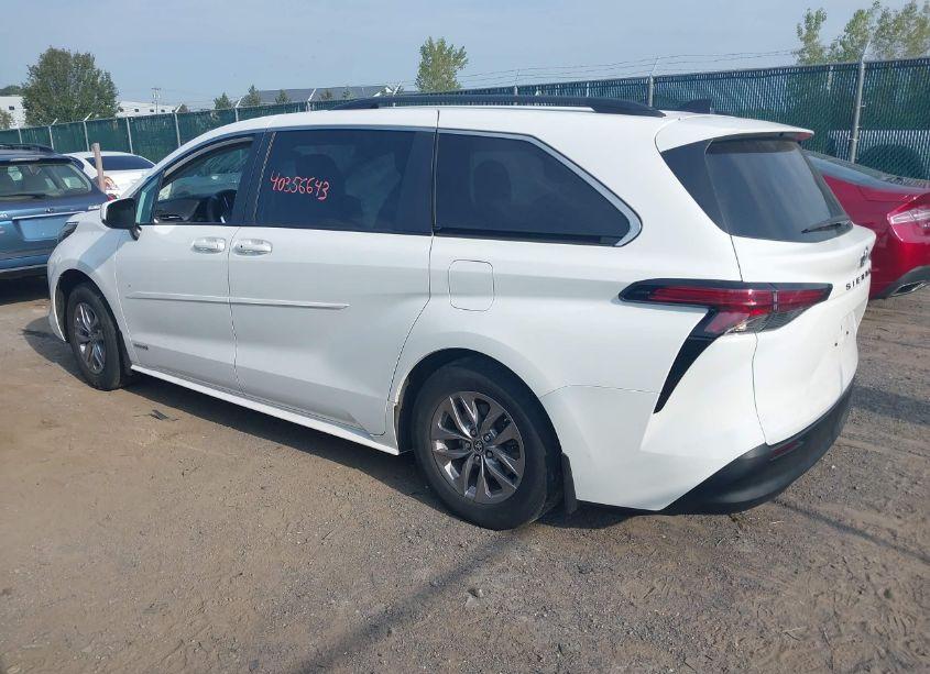 Photo 3 of 2021 Toyota Sienna LE (VIN 5TDKRKEC7MS059451)