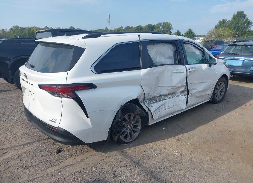 Photo 4 of 2021 Toyota Sienna LE (VIN 5TDKRKEC7MS059451)