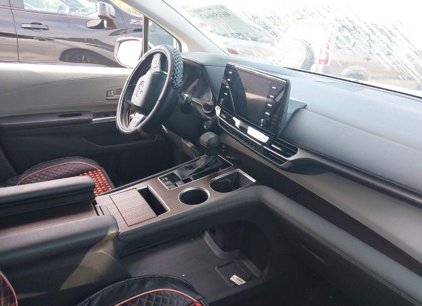 Photo 5 of 2021 Toyota Sienna LE (VIN 5TDKRKEC7MS059451)