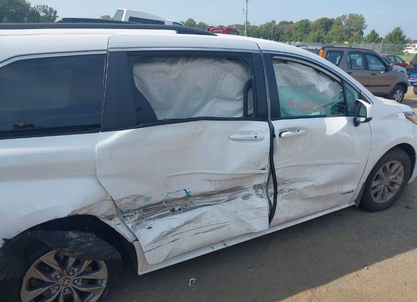 Photo 6 of 2021 Toyota Sienna LE (VIN 5TDKRKEC7MS059451)