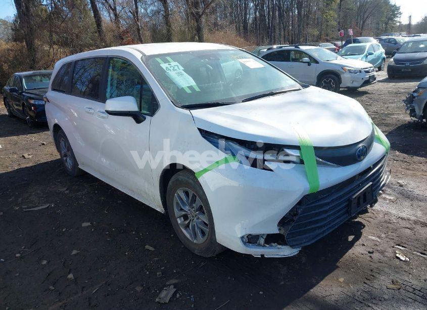 2022 Toyota Sienna LE (VIN 5TDKRKEC7NS080138) main photo