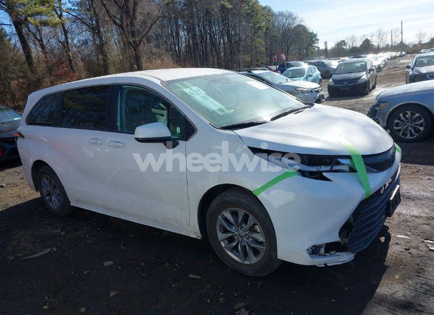 Photo 13 of 2022 Toyota Sienna LE (VIN 5TDKRKEC7NS080138)