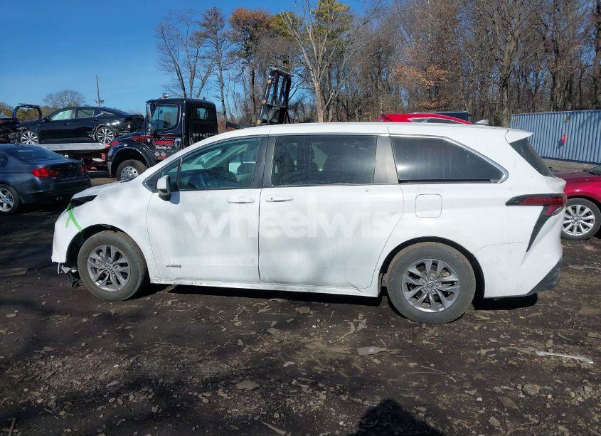 Photo 14 of 2022 Toyota Sienna LE (VIN 5TDKRKEC7NS080138)