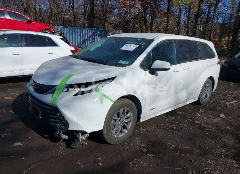 Photo 2 of 2022 Toyota Sienna LE (VIN 5TDKRKEC7NS080138)
