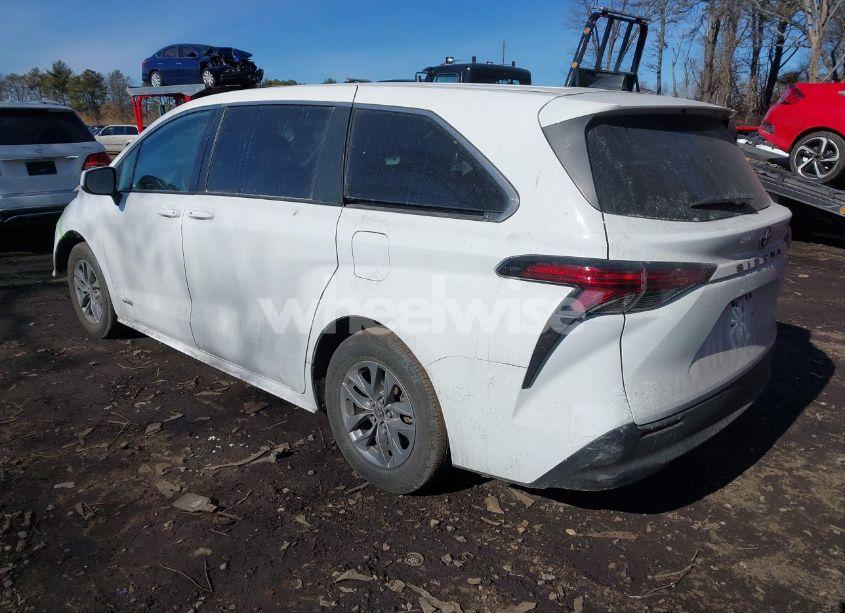 Photo 3 of 2022 Toyota Sienna LE (VIN 5TDKRKEC7NS080138)