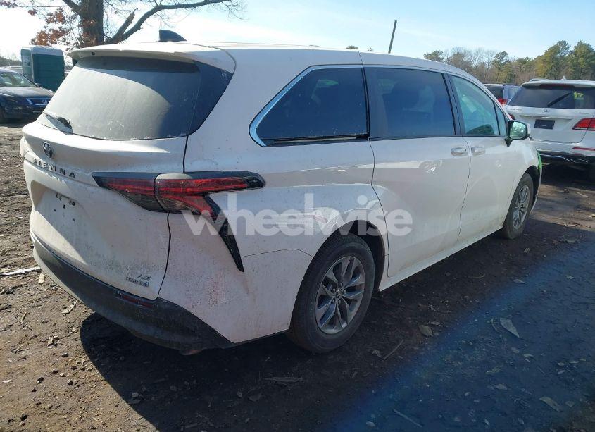 Photo 4 of 2022 Toyota Sienna LE (VIN 5TDKRKEC7NS080138)