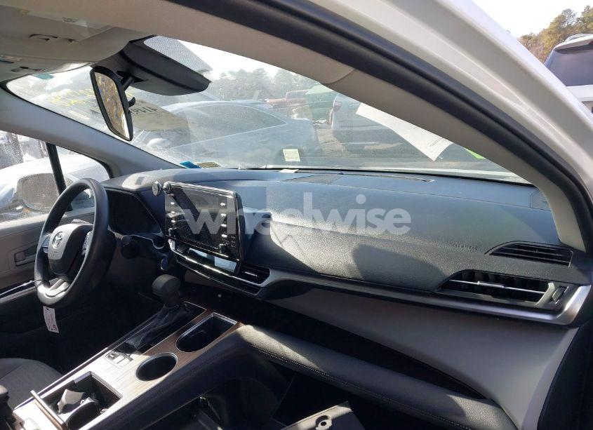 Photo 5 of 2022 Toyota Sienna LE (VIN 5TDKRKEC7NS080138)