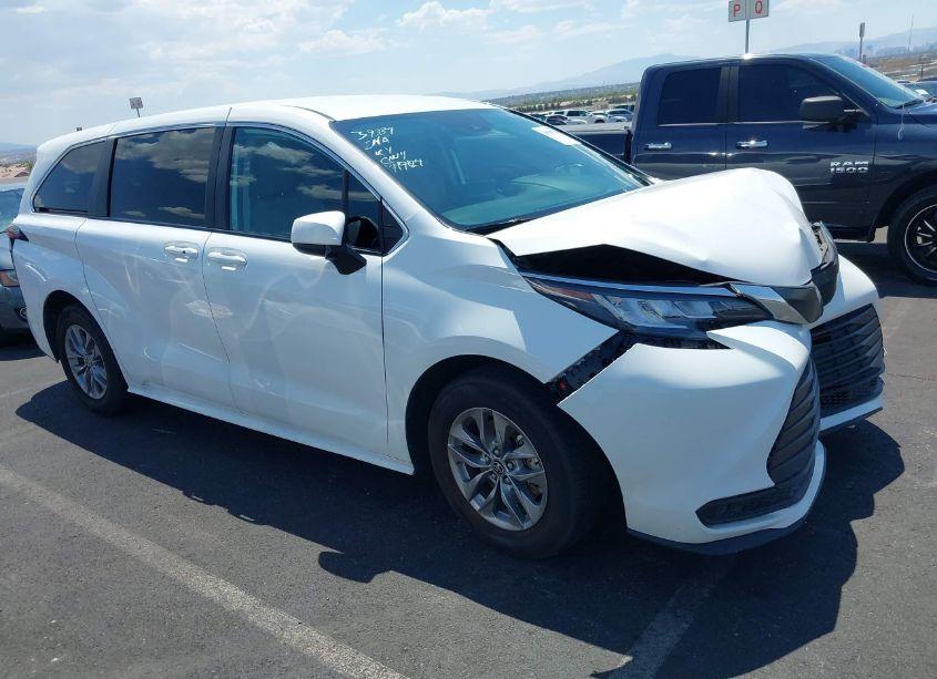 2022 Toyota Sienna LE (VIN 5TDKRKEC7NS118743) main photo