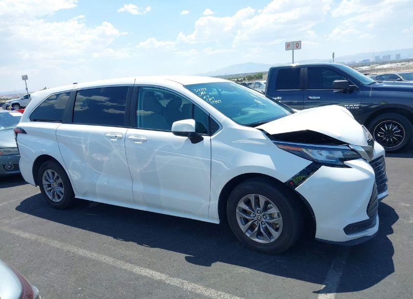 Photo 13 of 2022 Toyota Sienna LE (VIN 5TDKRKEC7NS118743)