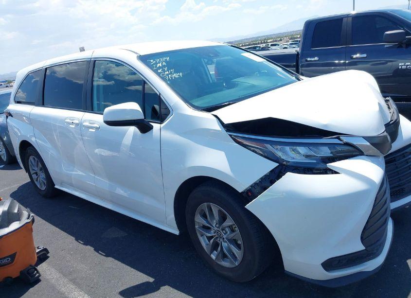 Photo 18 of 2022 Toyota Sienna LE (VIN 5TDKRKEC7NS118743)