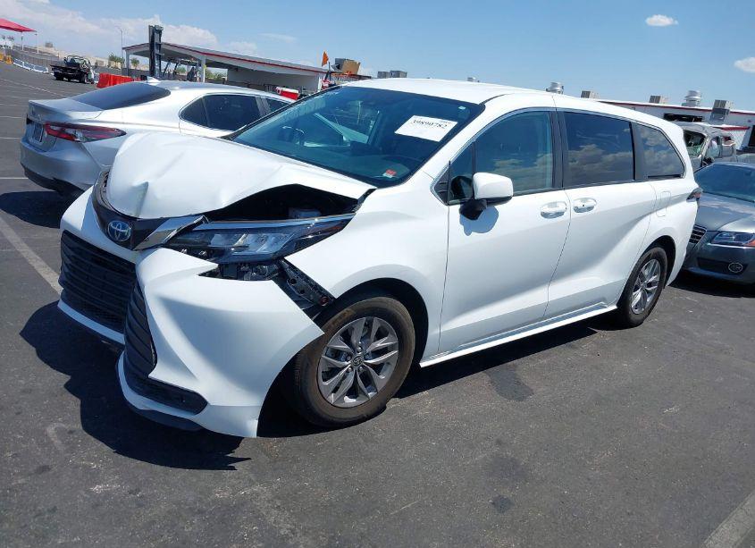 Photo 2 of 2022 Toyota Sienna LE (VIN 5TDKRKEC7NS118743)