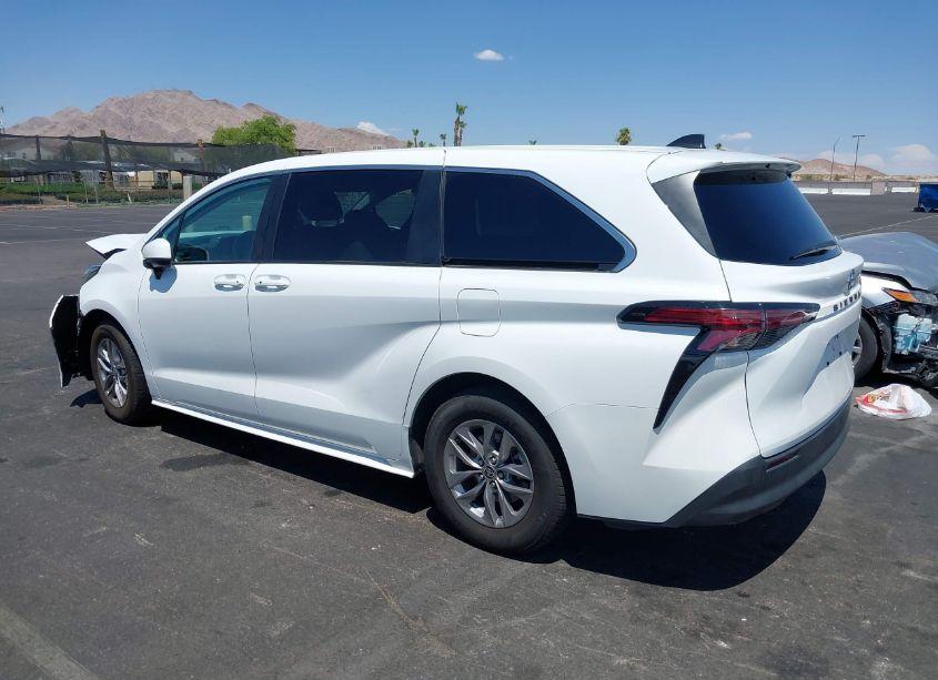 Photo 3 of 2022 Toyota Sienna LE (VIN 5TDKRKEC7NS118743)