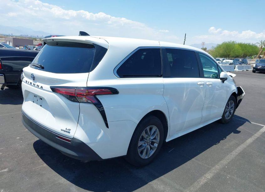 Photo 4 of 2022 Toyota Sienna LE (VIN 5TDKRKEC7NS118743)