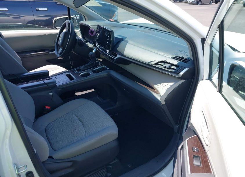 Photo 5 of 2022 Toyota Sienna LE (VIN 5TDKRKEC7NS118743)