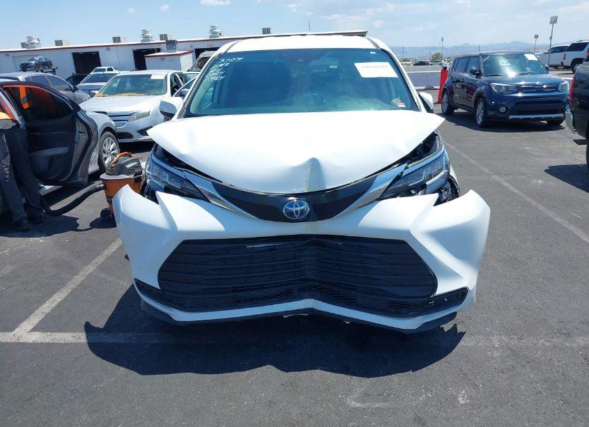 Photo 6 of 2022 Toyota Sienna LE (VIN 5TDKRKEC7NS118743)