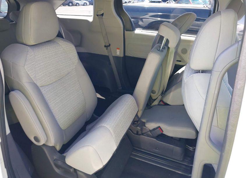 Photo 8 of 2022 Toyota Sienna LE (VIN 5TDKRKEC7NS118743)