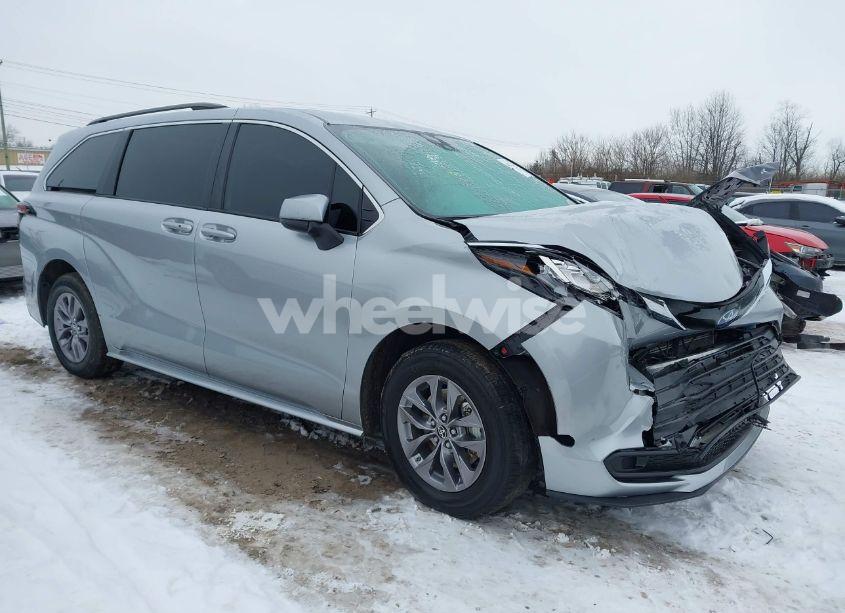 2023 Toyota Sienna LE (VIN 5TDKRKEC7PS179092) main photo