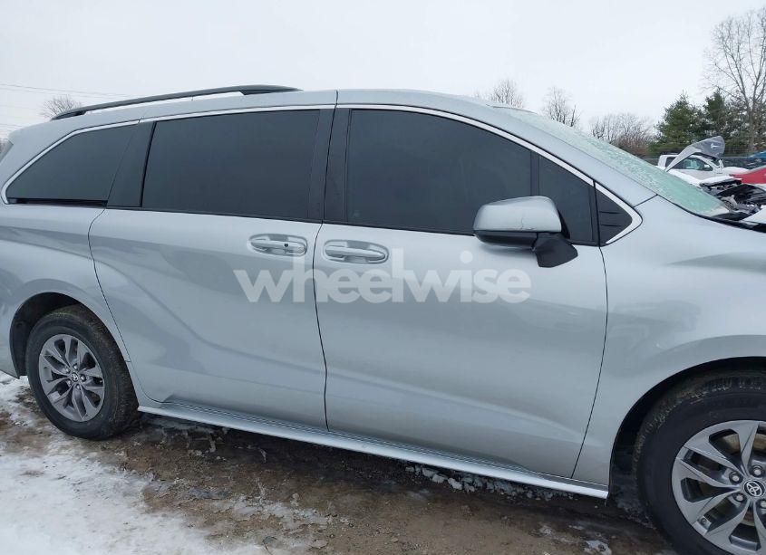 Photo 13 of 2023 Toyota Sienna LE (VIN 5TDKRKEC7PS179092)