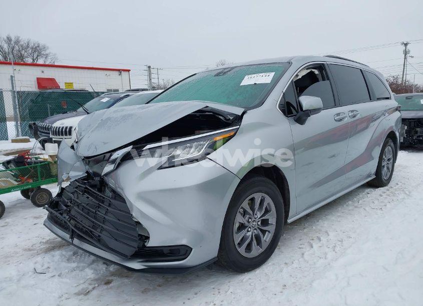 Photo 2 of 2023 Toyota Sienna LE (VIN 5TDKRKEC7PS179092)