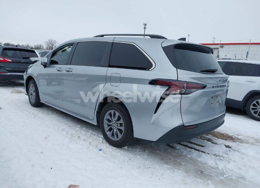 Photo 3 of 2023 Toyota Sienna LE (VIN 5TDKRKEC7PS179092)