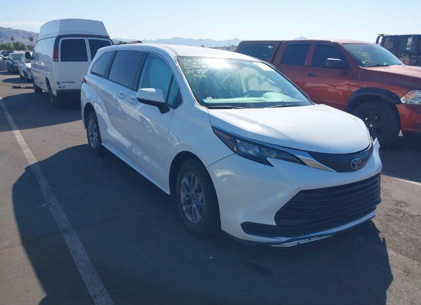 2024 Toyota Sienna LE (VIN 5TDKRKEC7RS198924) main photo