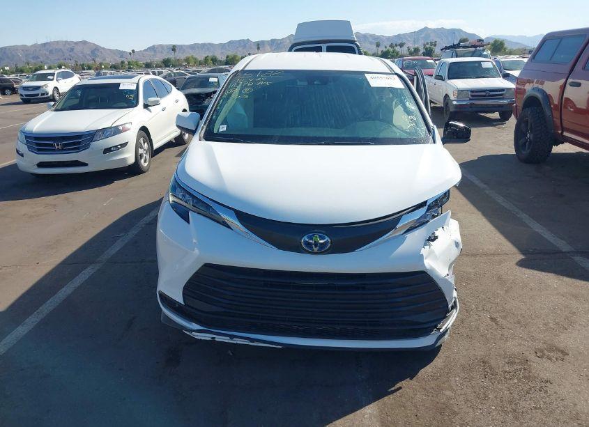 Photo 12 of 2024 Toyota Sienna LE (VIN 5TDKRKEC7RS198924)