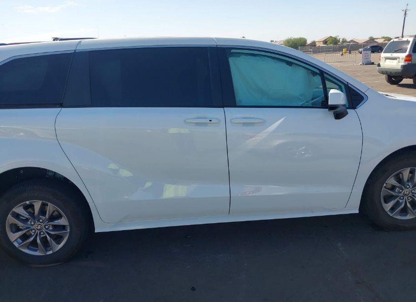 Photo 13 of 2024 Toyota Sienna LE (VIN 5TDKRKEC7RS198924)