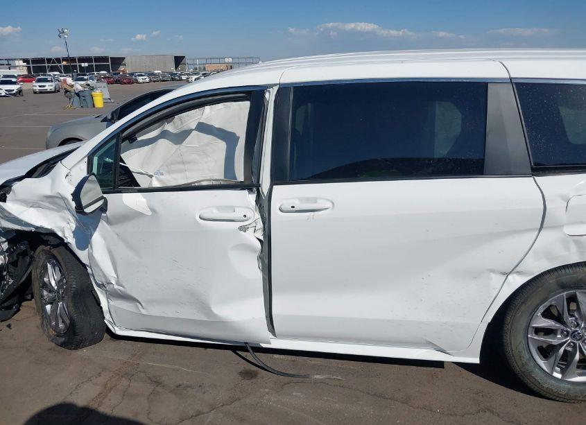 Photo 14 of 2024 Toyota Sienna LE (VIN 5TDKRKEC7RS198924)