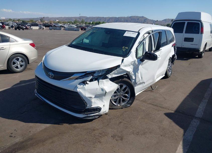 Photo 2 of 2024 Toyota Sienna LE (VIN 5TDKRKEC7RS198924)