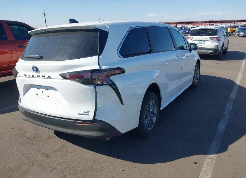Photo 4 of 2024 Toyota Sienna LE (VIN 5TDKRKEC7RS198924)