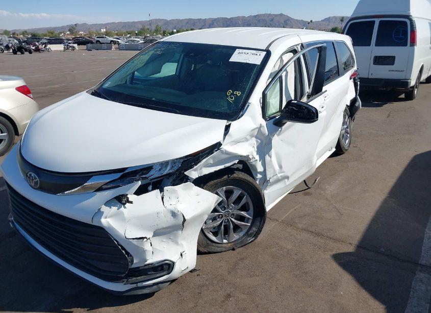 Photo 6 of 2024 Toyota Sienna LE (VIN 5TDKRKEC7RS198924)