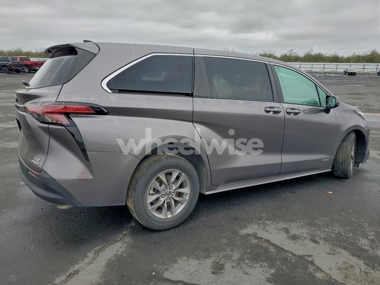 Photo 3 of 2021 TOYOTA SIENNA LE (VIN 5TDKRKEC8MS055862)