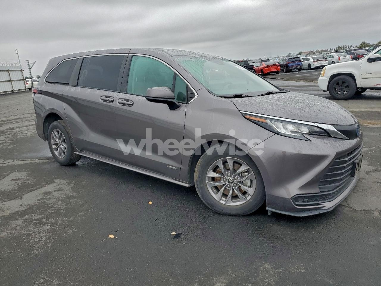 Photo 4 of 2021 TOYOTA SIENNA LE (VIN 5TDKRKEC8MS055862)