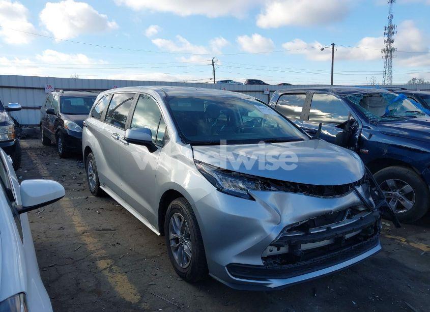 2022 Toyota Sienna LE (VIN 5TDKRKEC8NS122803) main photo