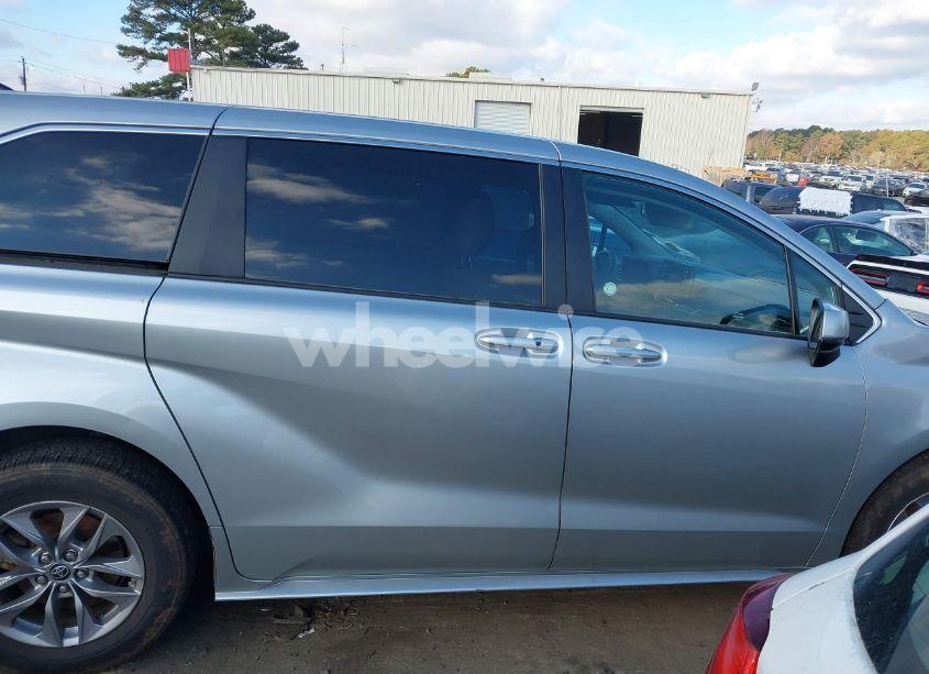 Photo 13 of 2022 Toyota Sienna LE (VIN 5TDKRKEC8NS122803)