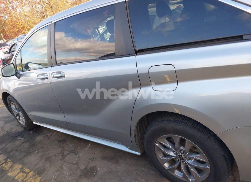 Photo 14 of 2022 Toyota Sienna LE (VIN 5TDKRKEC8NS122803)