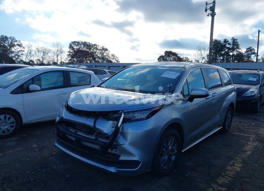 Photo 2 of 2022 Toyota Sienna LE (VIN 5TDKRKEC8NS122803)