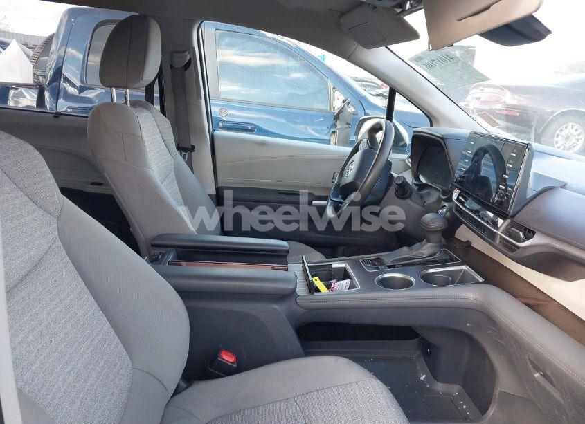 Photo 5 of 2022 Toyota Sienna LE (VIN 5TDKRKEC8NS122803)