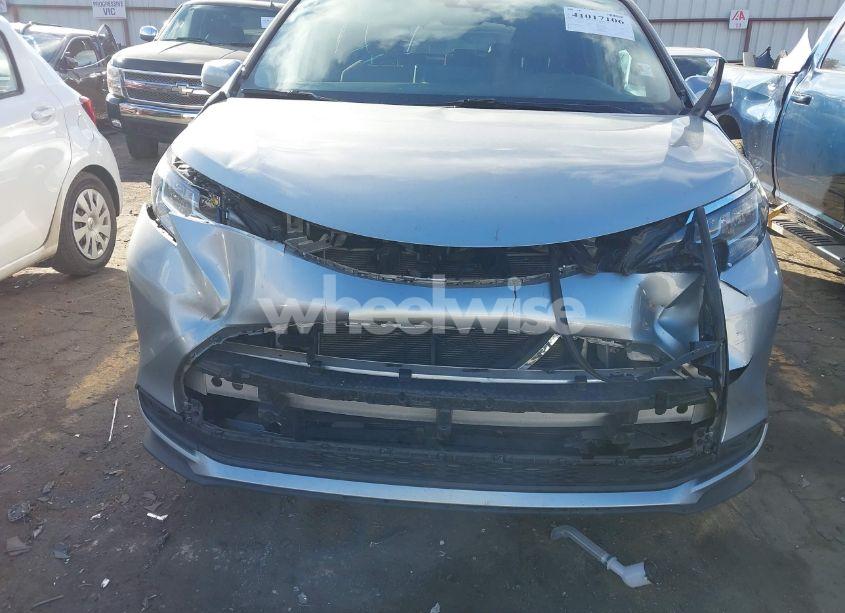 Photo 6 of 2022 Toyota Sienna LE (VIN 5TDKRKEC8NS122803)