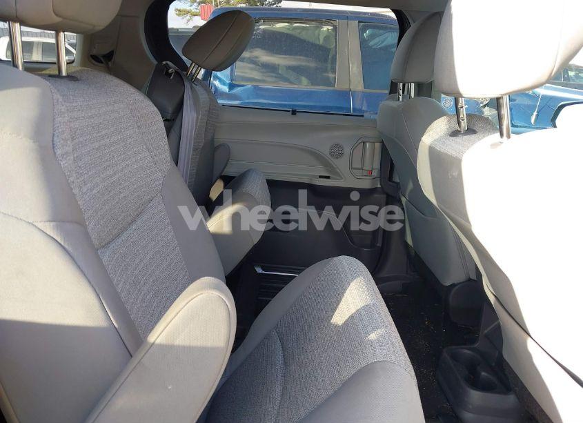 Photo 8 of 2022 Toyota Sienna LE (VIN 5TDKRKEC8NS122803)