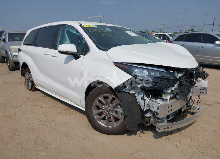 2025 Toyota Sienna LE (VIN 5TDKRKEC8SS245934) main photo