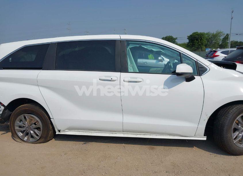 Photo 14 of 2025 Toyota Sienna LE (VIN 5TDKRKEC8SS245934)