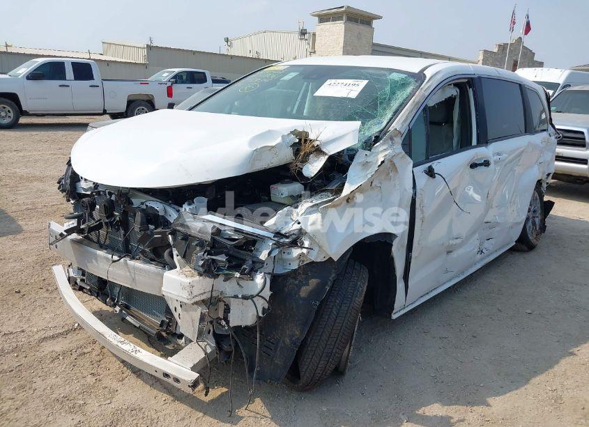 Photo 2 of 2025 Toyota Sienna LE (VIN 5TDKRKEC8SS245934)