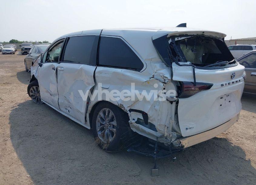 Photo 3 of 2025 Toyota Sienna LE (VIN 5TDKRKEC8SS245934)