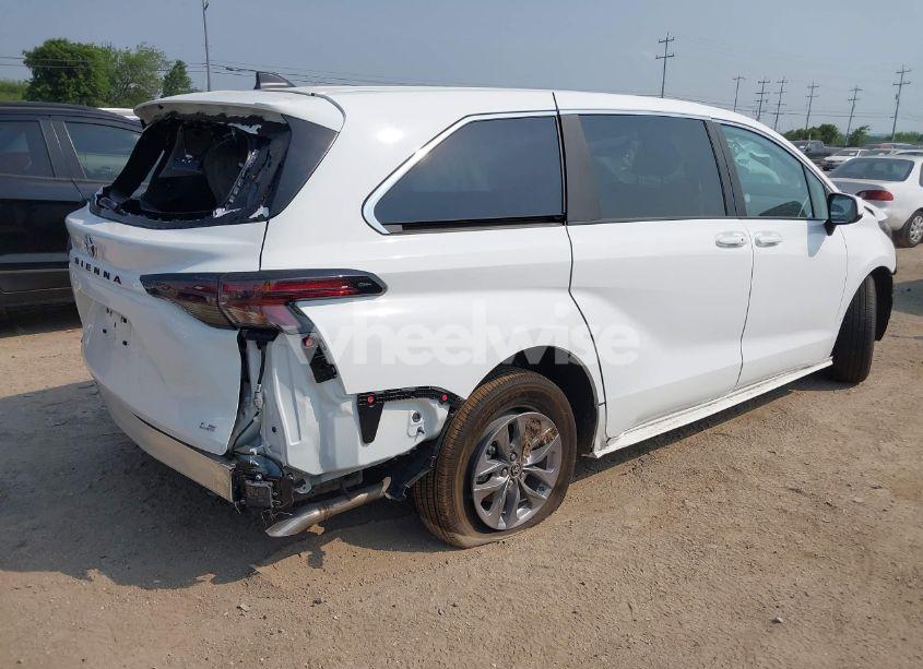 Photo 4 of 2025 Toyota Sienna LE (VIN 5TDKRKEC8SS245934)