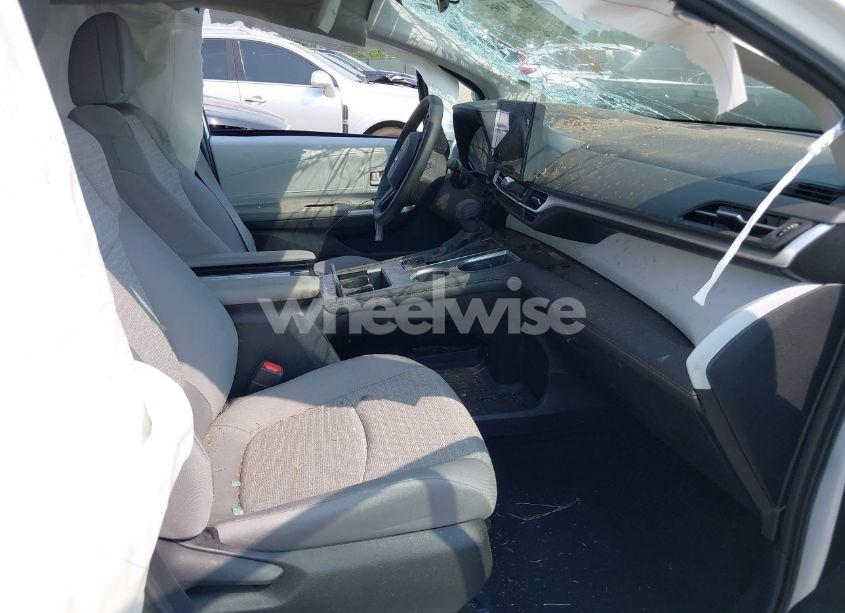 Photo 5 of 2025 Toyota Sienna LE (VIN 5TDKRKEC8SS245934)