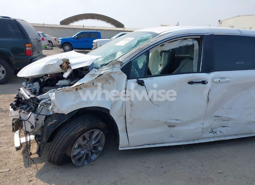 Photo 6 of 2025 Toyota Sienna LE (VIN 5TDKRKEC8SS245934)