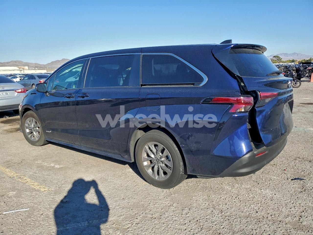 Photo 2 of 2021 TOYOTA SIENNA LE (VIN 5TDKRKEC9MS020912)