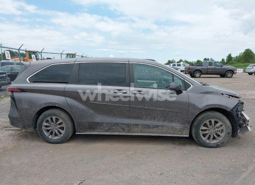 Photo 14 of 2021 Toyota Sienna LE (VIN 5TDKRKEC9MS034194)